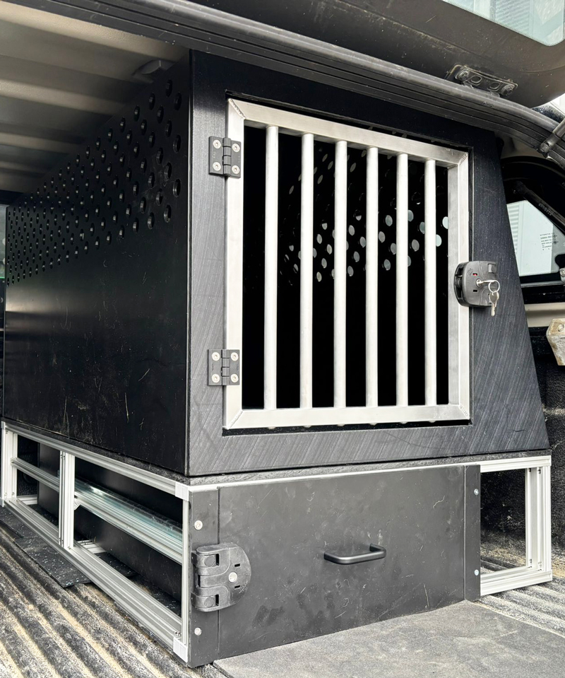 Hundebox im Auto mit Schublade